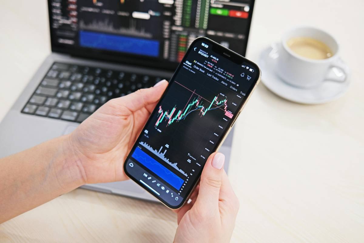 Difference Between Stock Trading And Long-Term Investing Explained